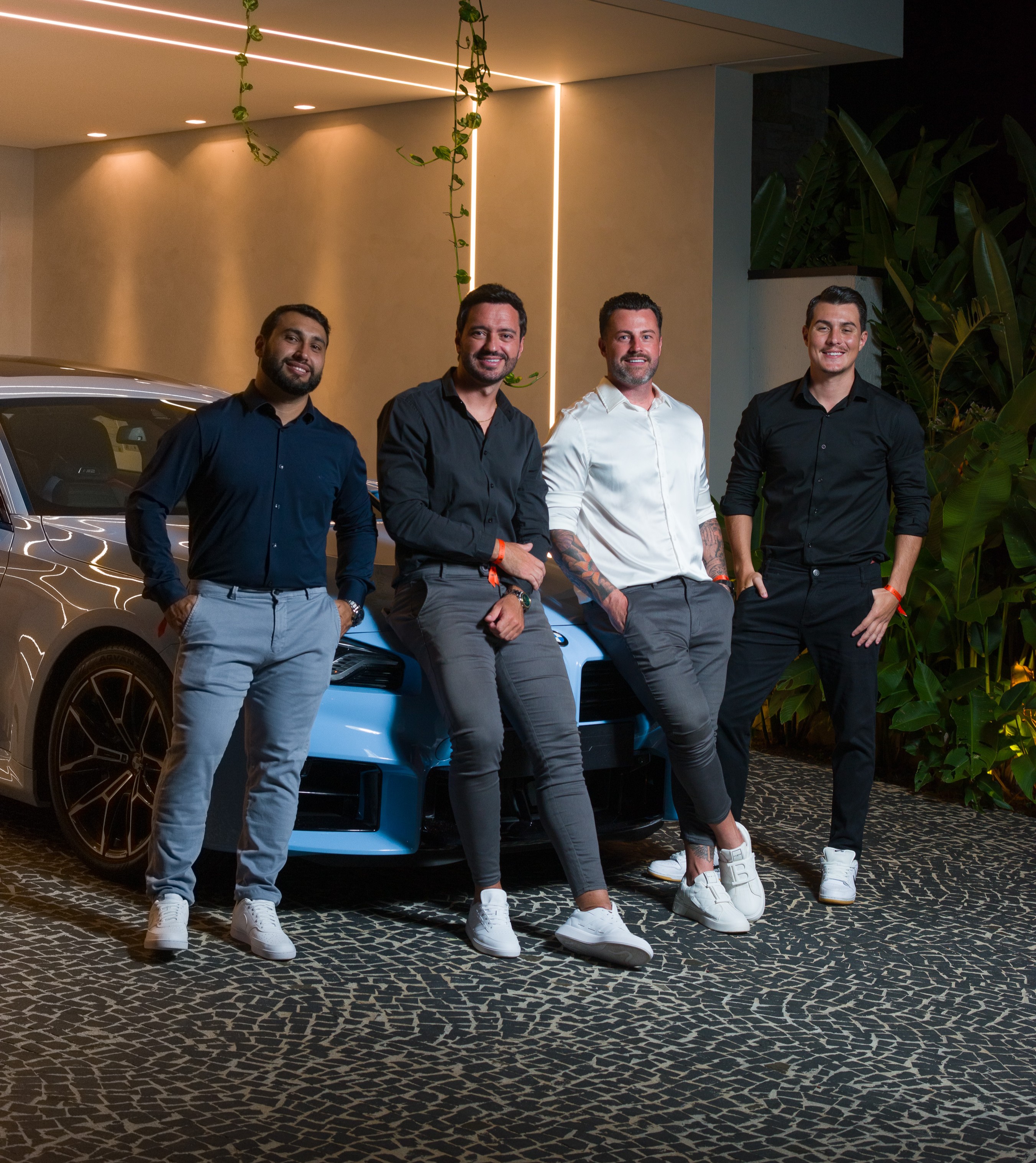 Grupo Ellite Imóveis com Carro de Luxo